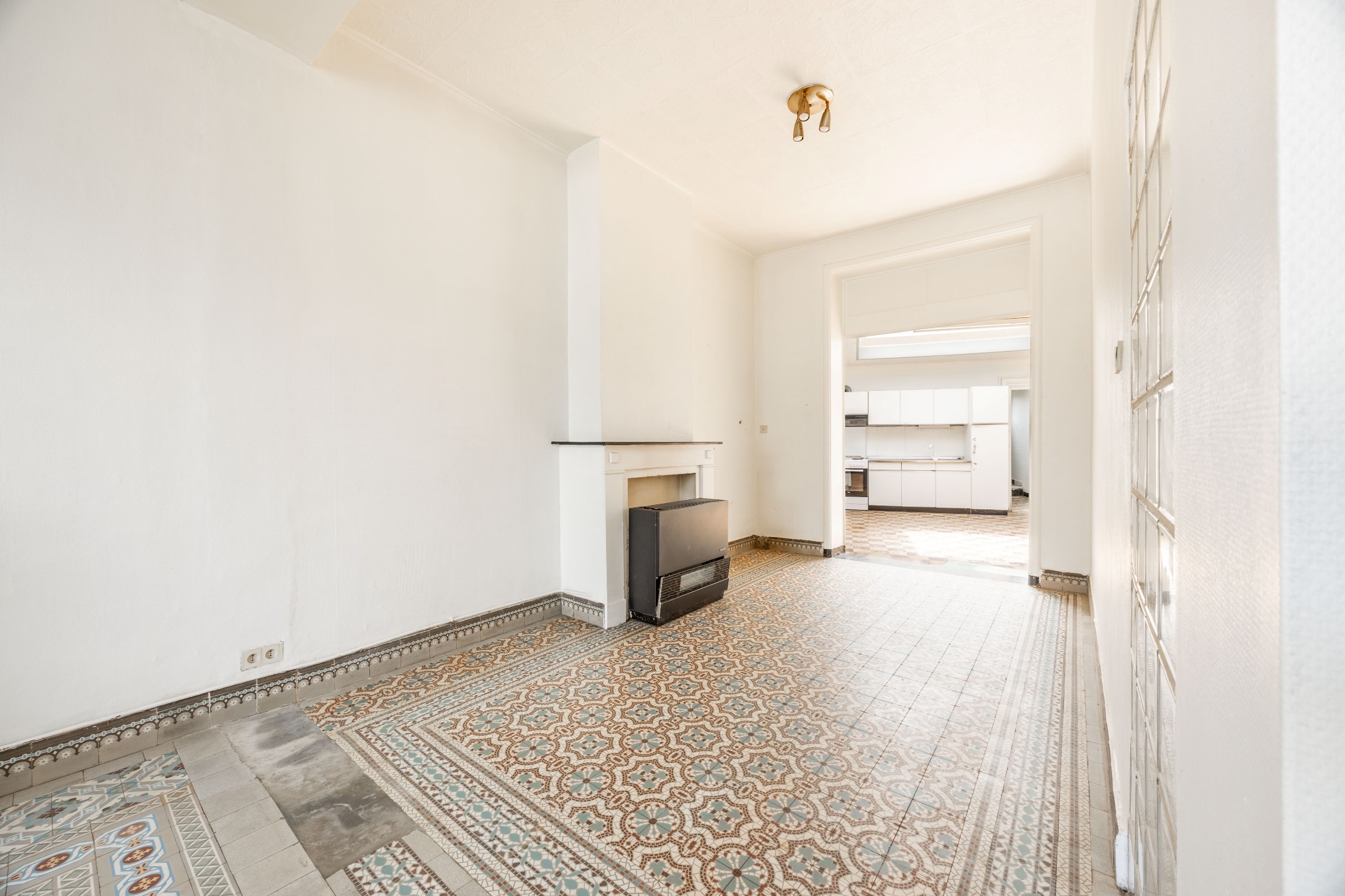 TE RENOVEREN WONING MET GARAGE 