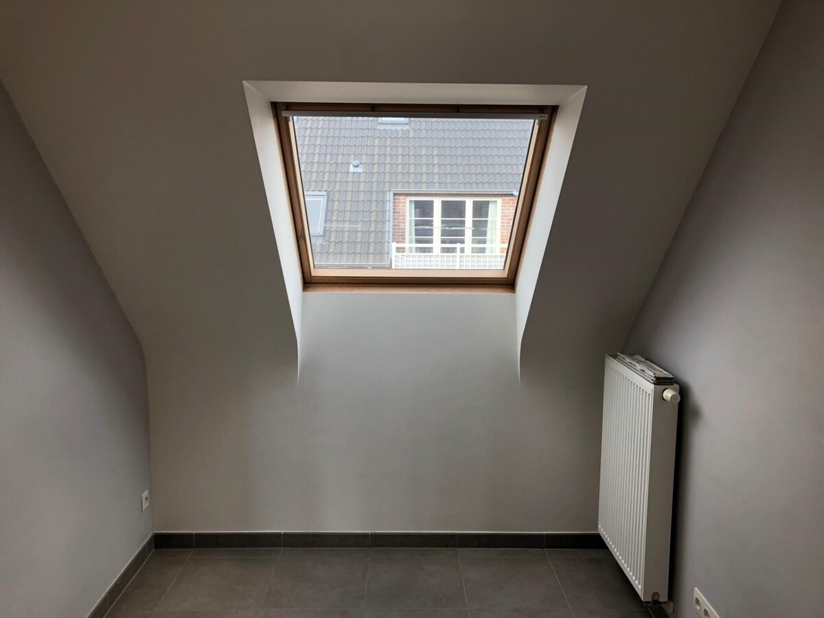 Duplexappartement in centrum Lotenhulle, 3 slpk., met carport. 