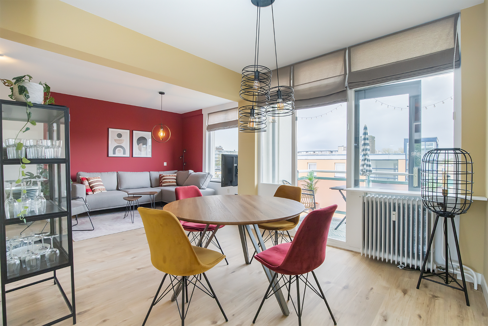 Nu te koop! Deze in 2021 opgeknapte en strak afgewerkt 3 (voorheen 4) kamer appartement op de 4e TOP-etage met zonnig balkon gelegen in de wijk Prinsenland. 