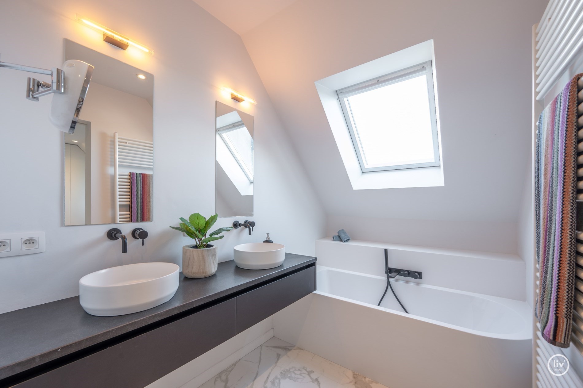 Merveilleux appartement en duplex r&#233;nov&#233;, spacieux, avec des vues panoramiques magnifiques et des terrasses &#224; proximit&#233; du Rubens. 