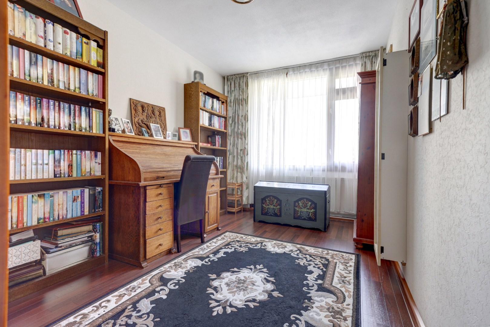 Licht 3 (voorheen 4) kamer appartement op de vijfde verdieping met woningbreed balkon! 
