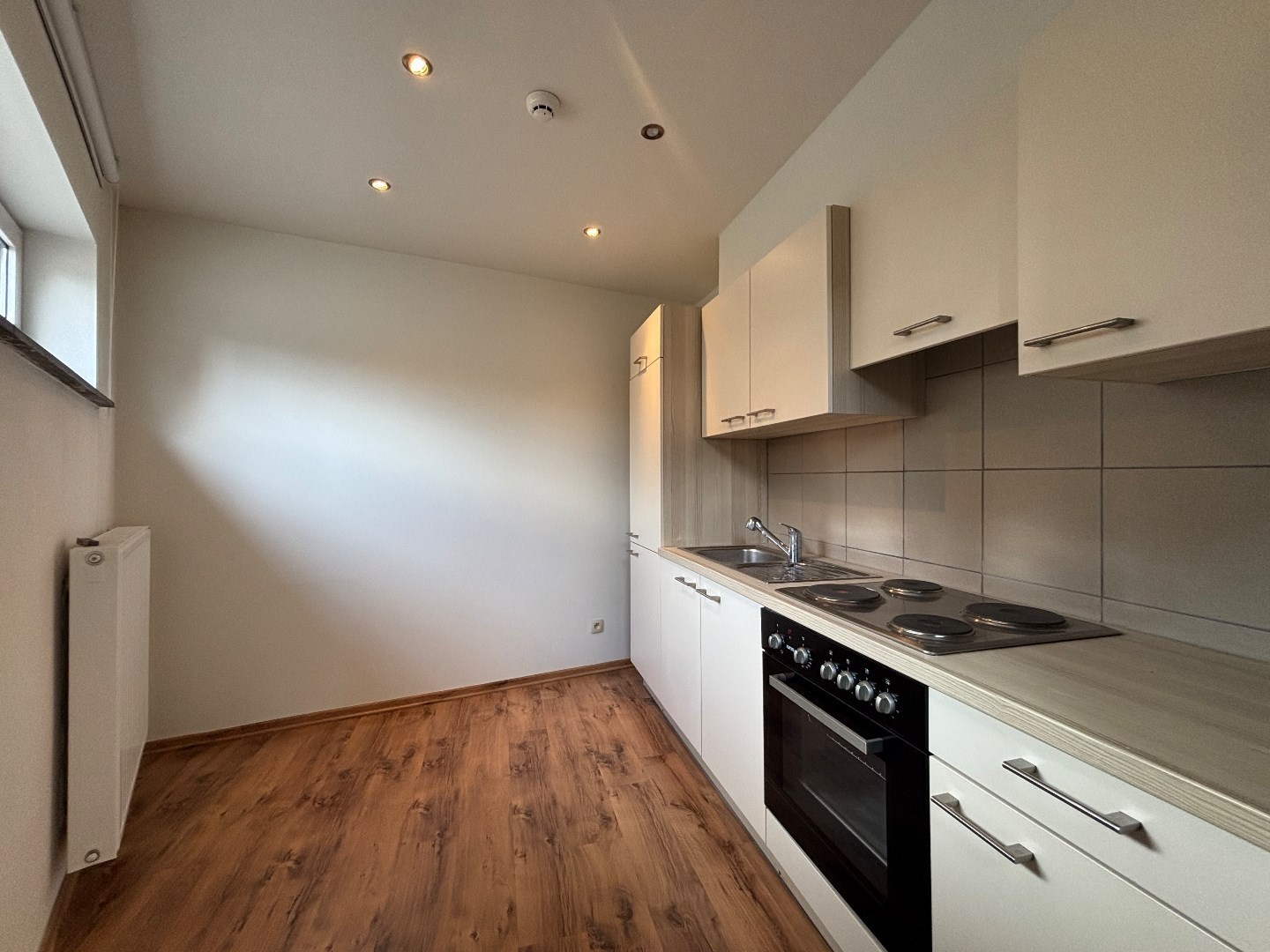 Handelsruimte met bovengelegen 2 slpk. appartement in centrum Beringen 