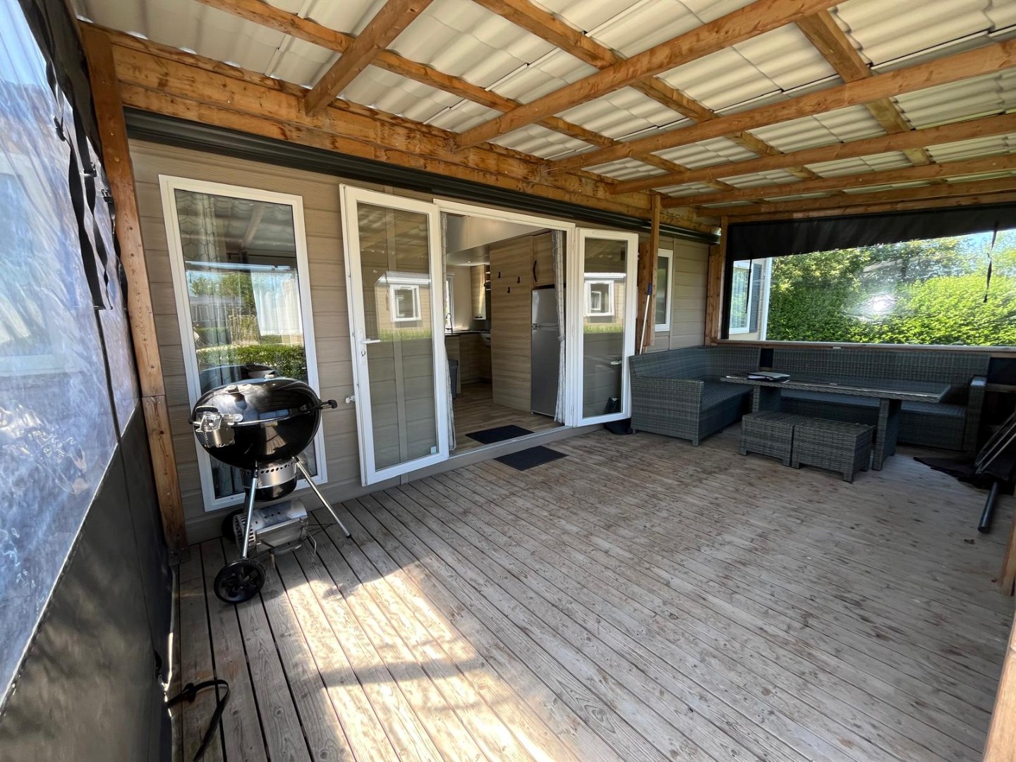 Zeer net, vrijwel nieuw vakantie-chalet (nr. JD12) aan de rand het Vakantiepark In de Bongerd te Oostkapelle, op loopafstand van het gezellige centrum van het dorp en natuurgebied de Manteling met aan 