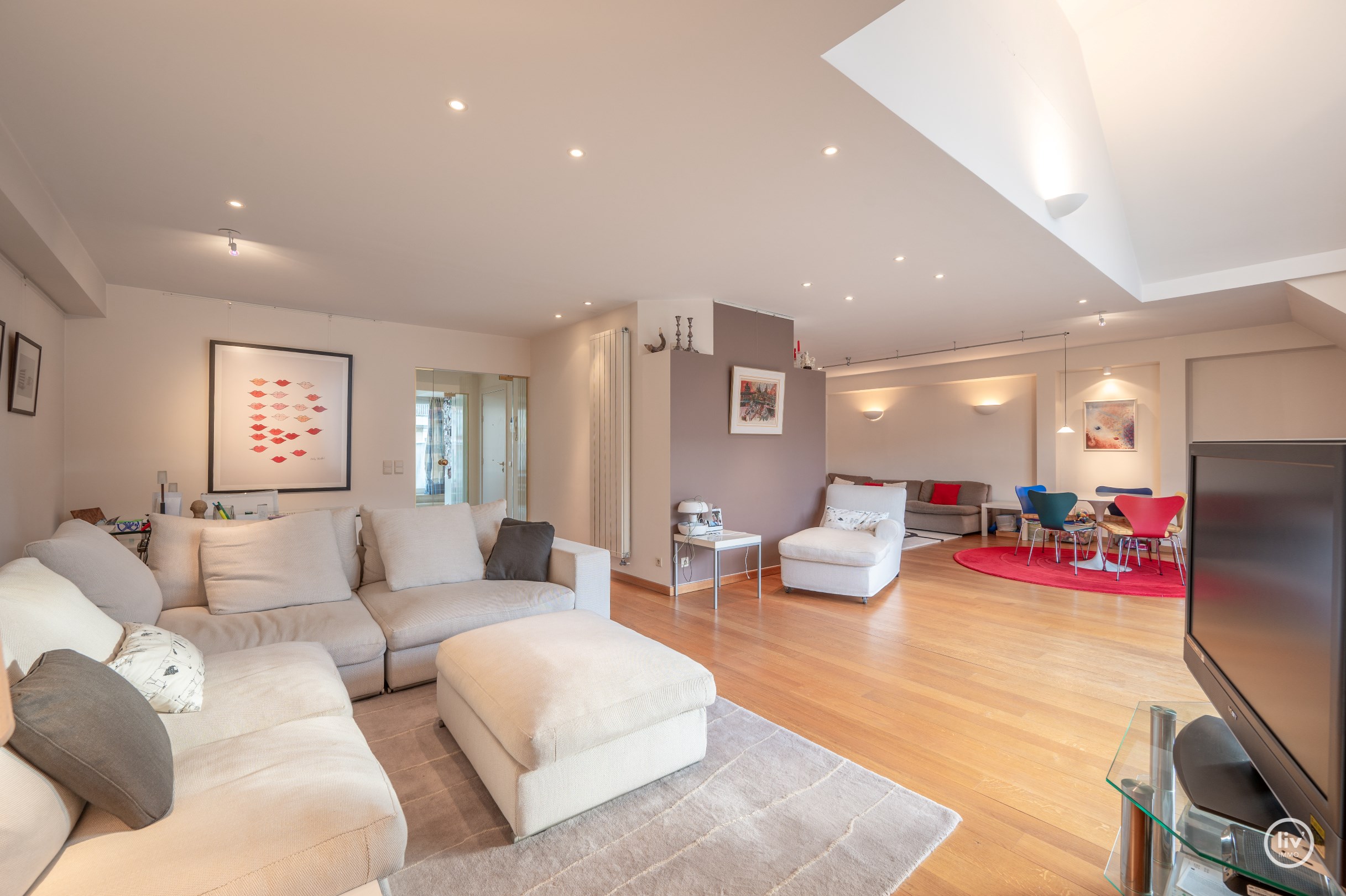 Ruim en zonnig dakappartement (227 m2) met ca. 33m&#178; terrassen gelegen in het centrum van Knokke, op wandelafstand van de Zeedijk en het Rubensplein. 