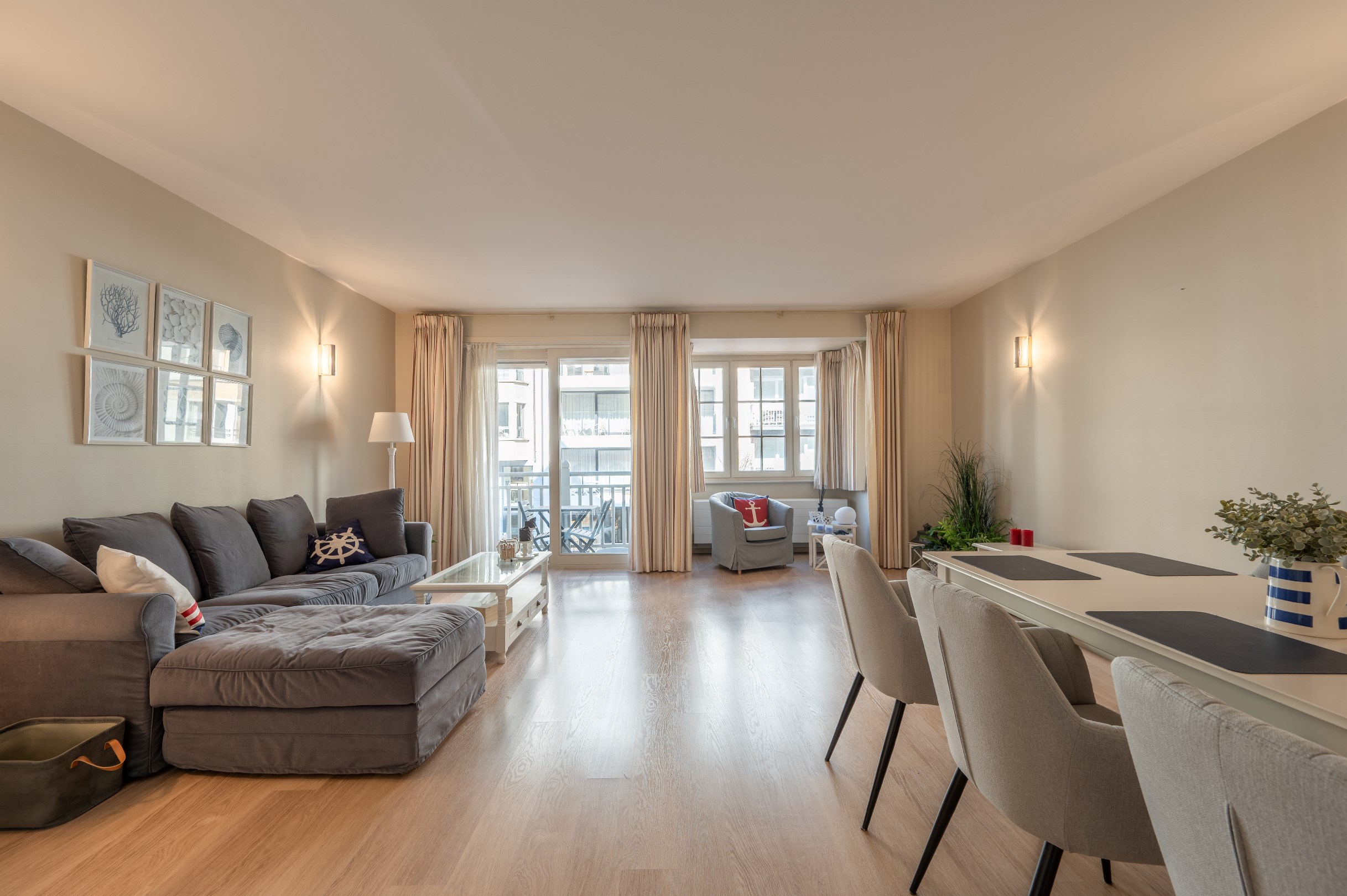 Instapklaar appartement met mooi zonneterras, gelegen op de Dumortierlaan. 