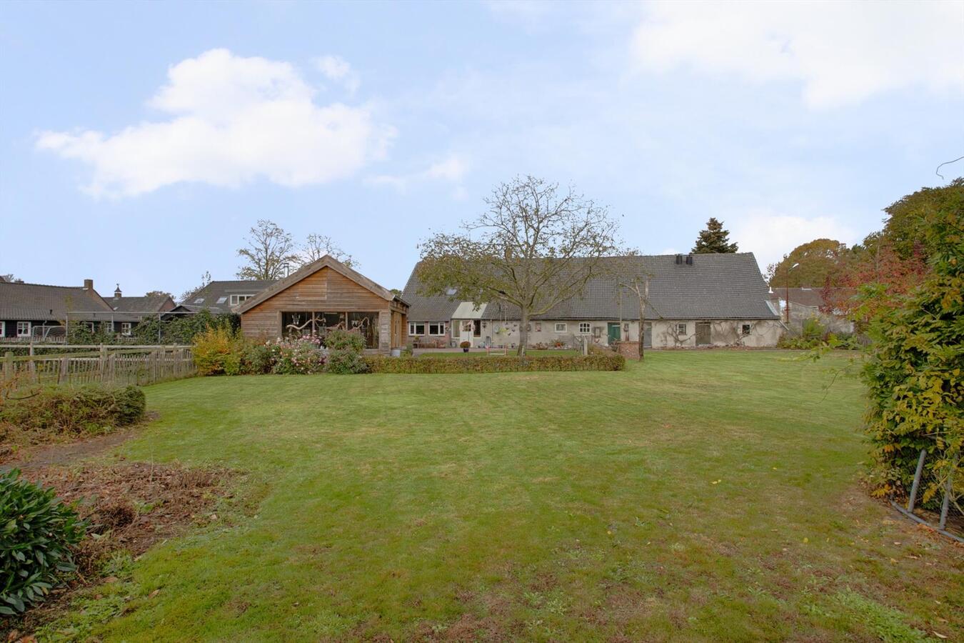 Prachtige authentieke langgevelboerderij uit 1923 gelegen op 9.964 m&#178; in het centrum van Casteren met loods en diverse bijgebouwen. 