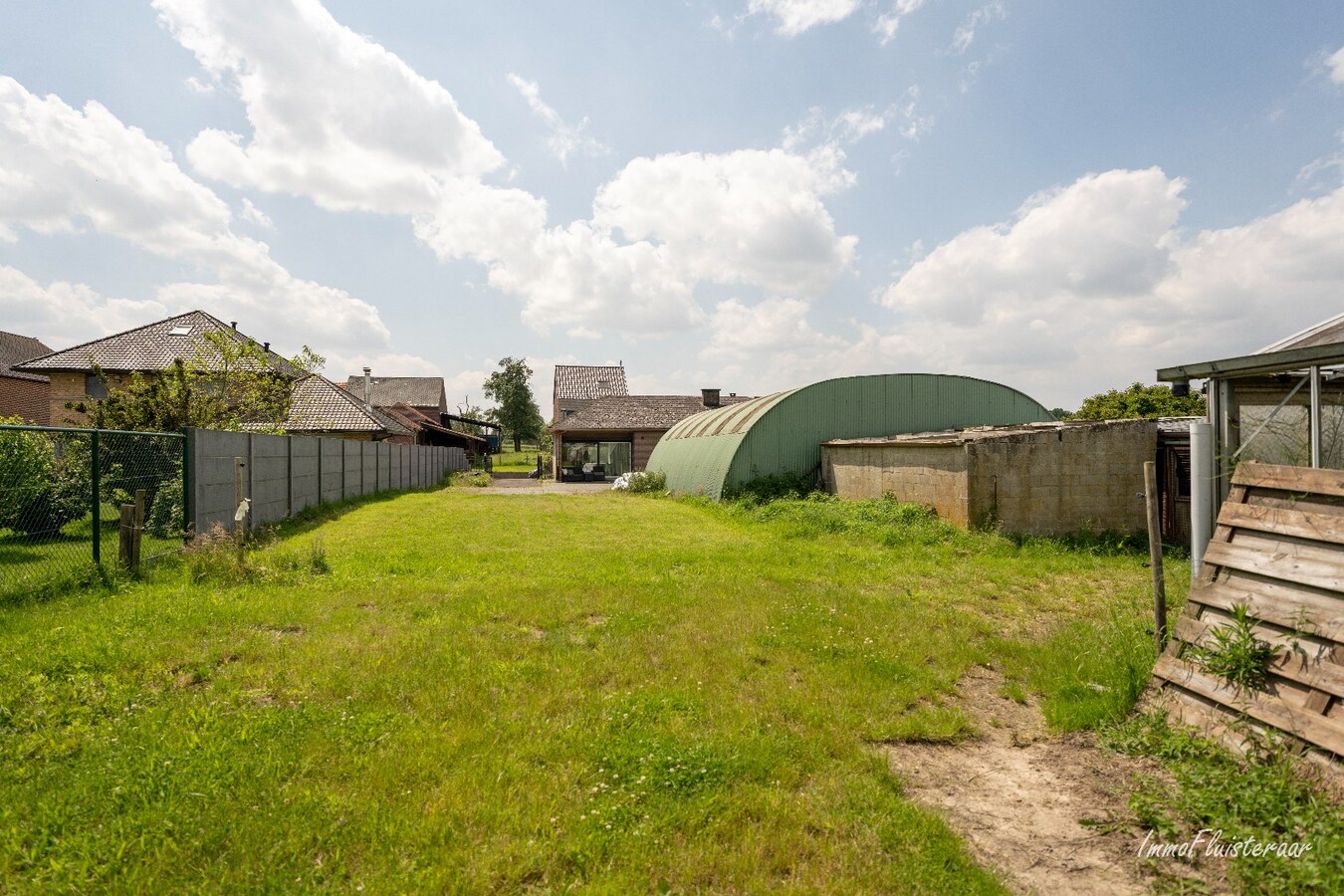 Partially renovated house on approximately 30 a located in Tienen. 