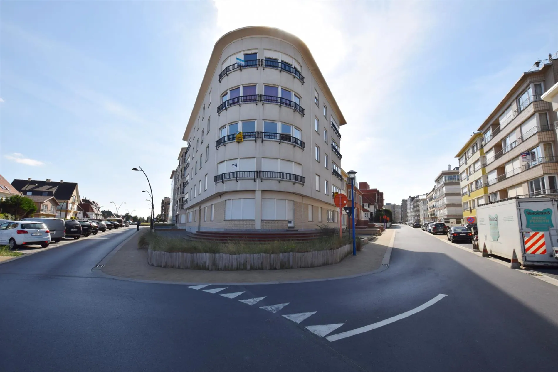 Ruim 3-slaapkamerappartement (107 m²) incl. PRIVE-PARKEERPLAATS, gelegen op 75m van de zee.