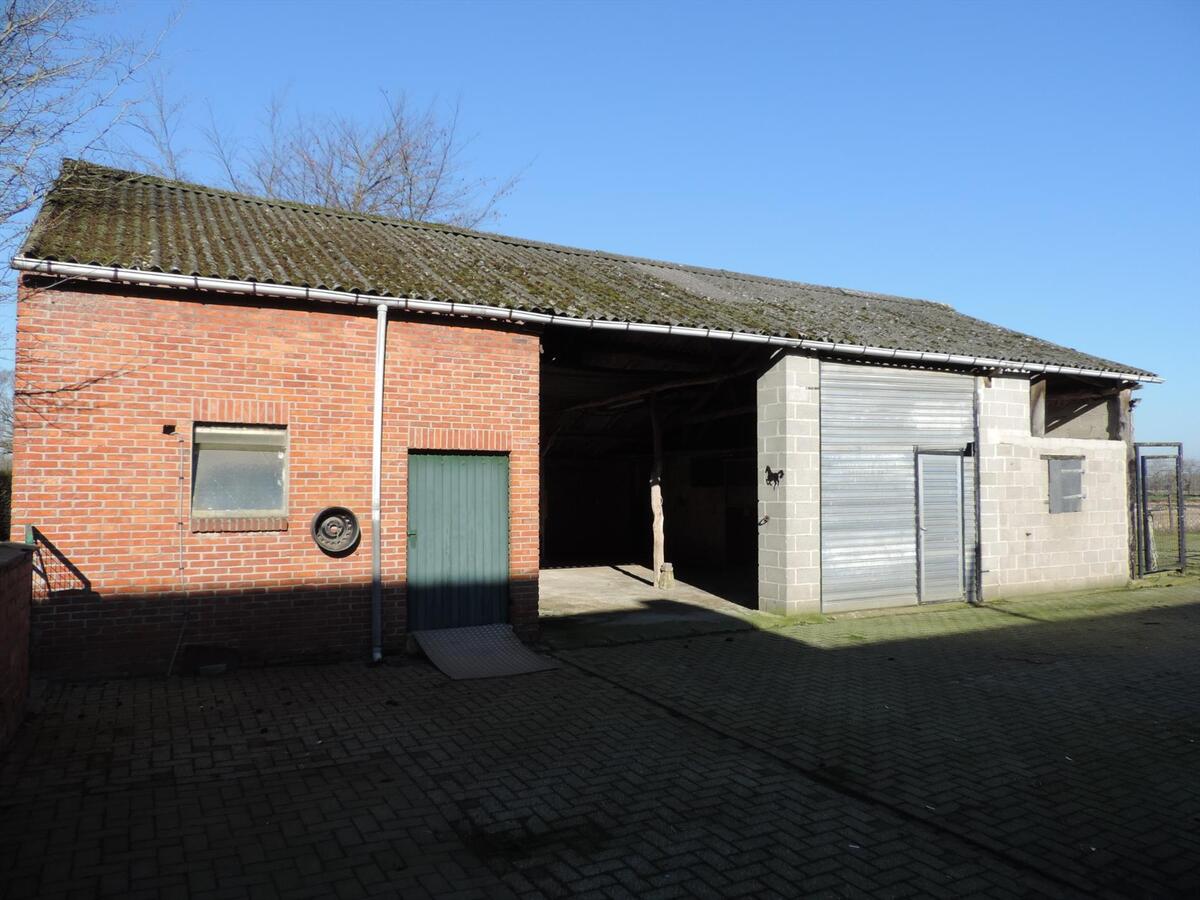 Boerderij met twee wooneenheden en stallen op ca. 1,25ha te Bocholt 