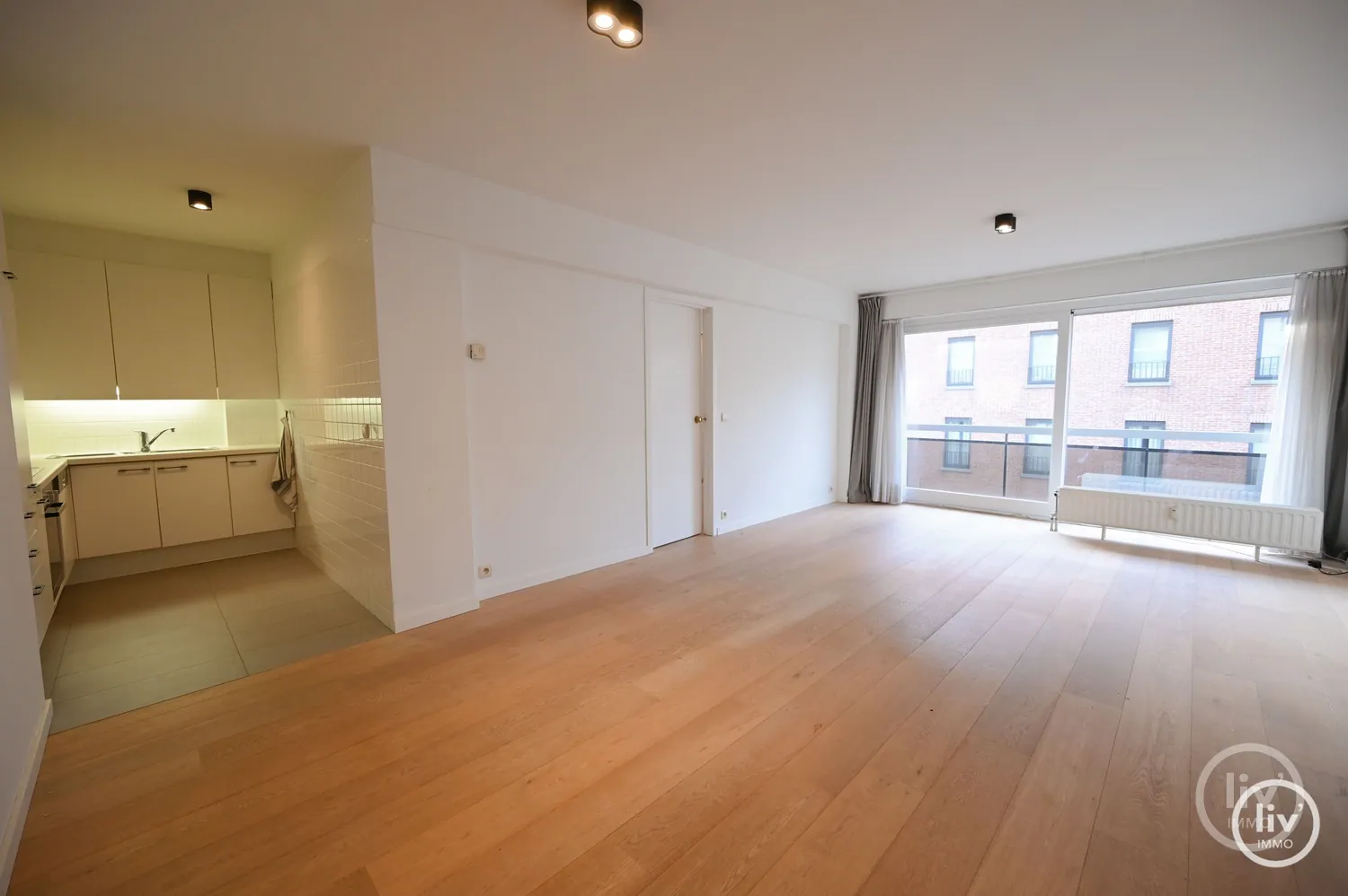 Appartement ORIENTE SUD avec 2 chambres à coucher pour un lit double situé près de l'av. Lippens et de la place Rubens.