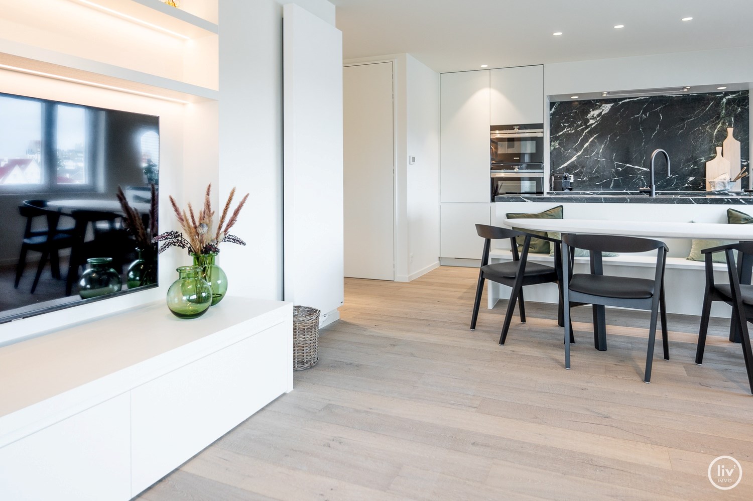 Prachtig gerenoveerd appartement op een topligging met frontaal meerzicht aan het zegemeer te Knokke. 