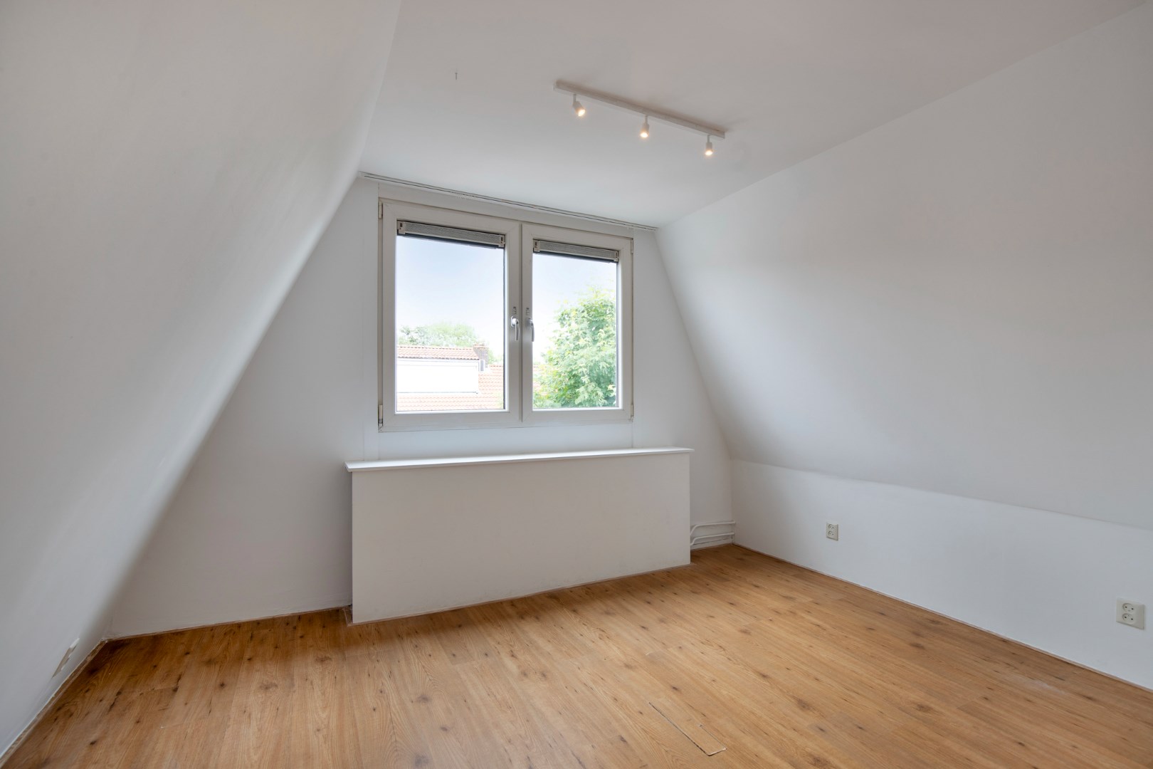 Charmante en knusse uitgebouwde jaren &#39;30 woning met tuin met kunststof kozijnen en gelegen op eigen grond! 
