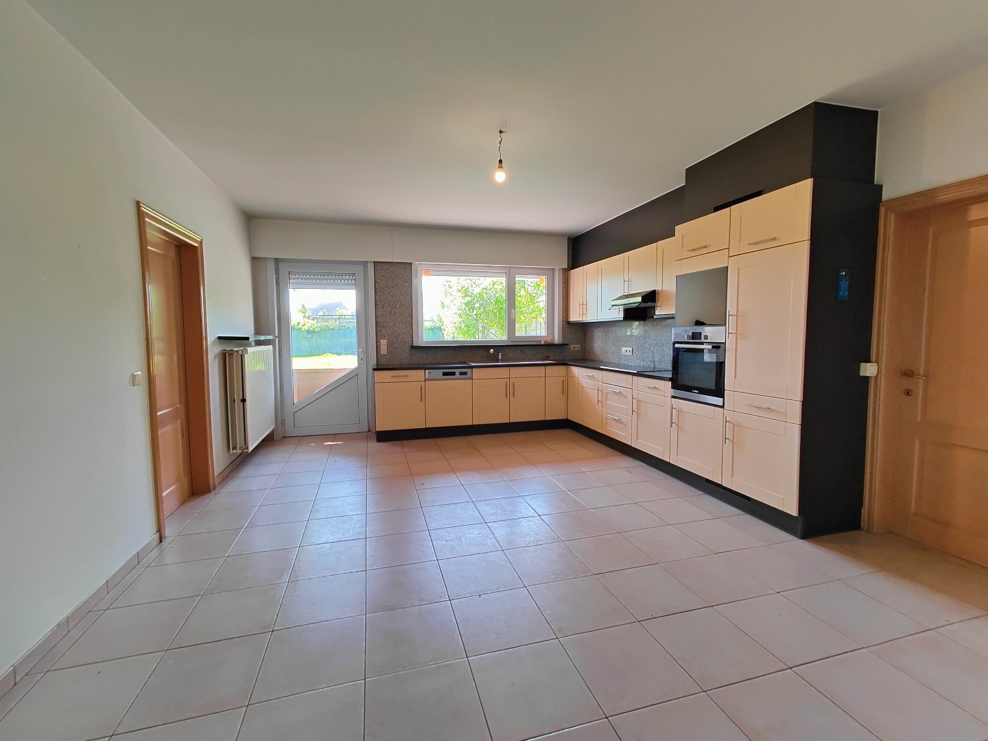 Ruime villa met loods op 1.689 m&#178; – zuidgerichte tuin en tal van mogelijkheden 