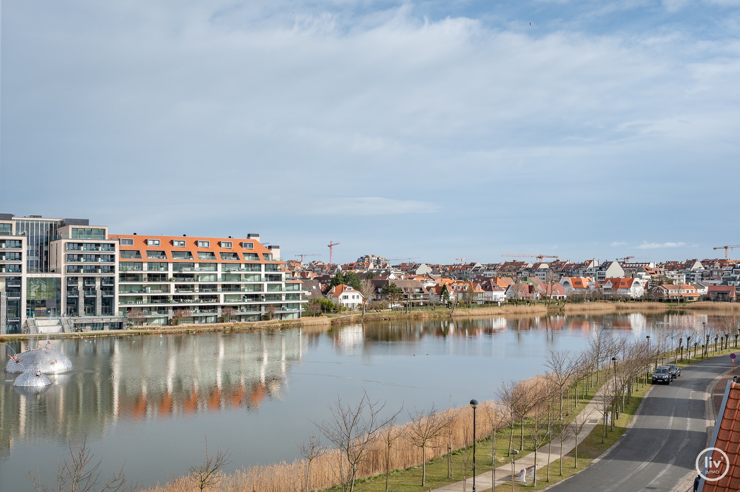 Prachtig gerenoveerd appartement op een topligging met frontaal meerzicht aan het zegemeer te Knokke. 