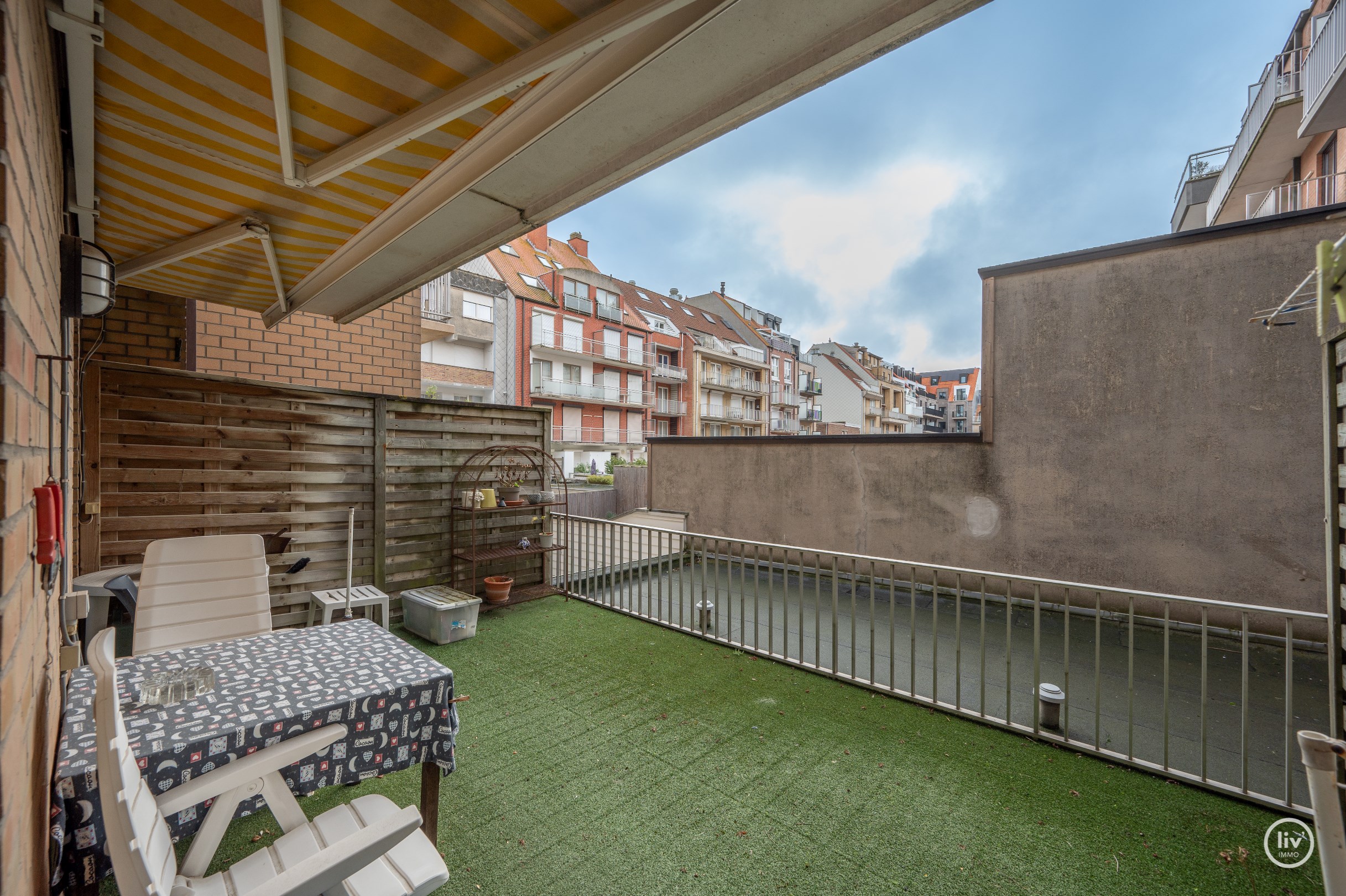 Agr&#233;able appartement spacieux de 2 chambres avec une belle largeur de fa&#231;ade, situ&#233; au centre de la rue Blancgarin &#224; Knokke. 