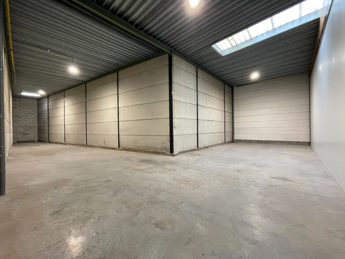 Ruime loods van 198 m&#178; te Ooigem 