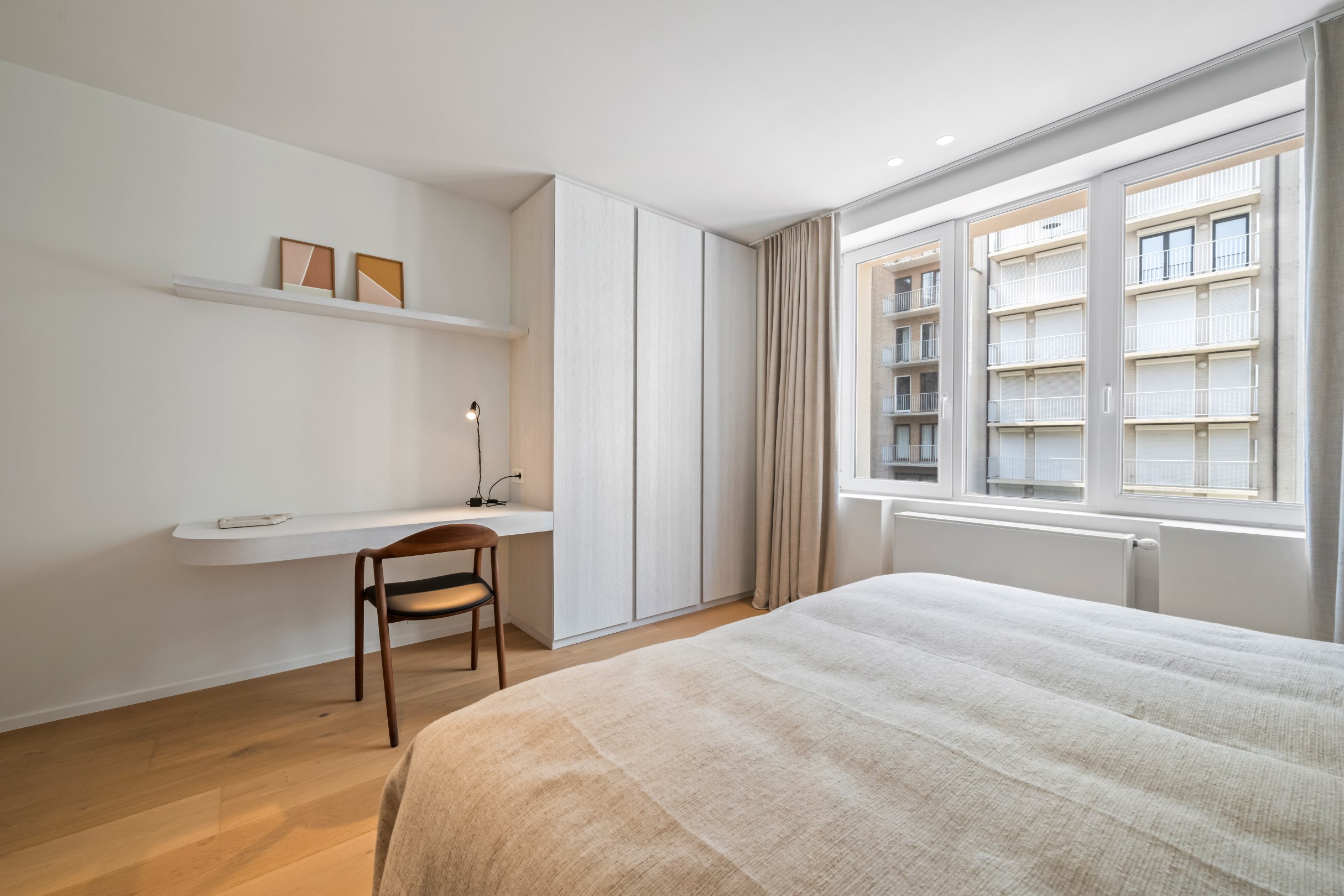 Appartement de trois chambres &#233;l&#233;gamment r&#233;nov&#233; avec vue d&#233;gag&#233;e sur la Kustlaan. 
