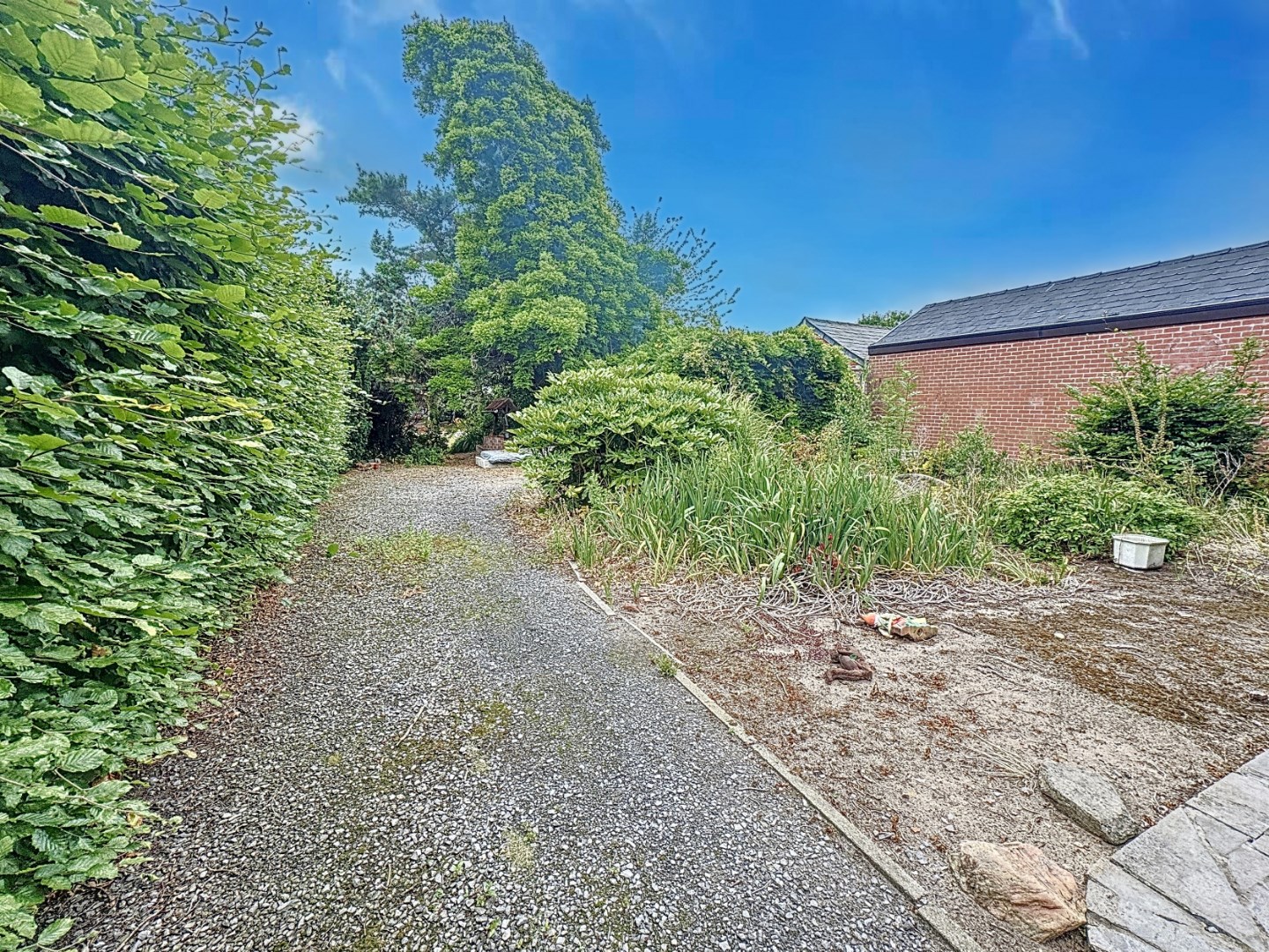 Te renoveren woning op afgesloten perceel van 936m&#178; 
