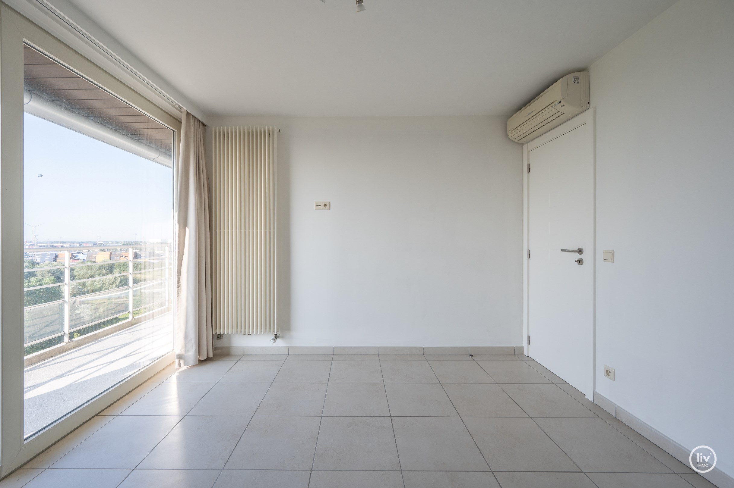 Grand appartement (7 m de largeur de fa&#231;ade) avec vue frontale sur la mer &#224; l&#39;avant et une magnifique vue d&#233;gag&#233;e &#224; l&#39;arri&#232;re, situ&#233; sur la digue &#224; Heist. 