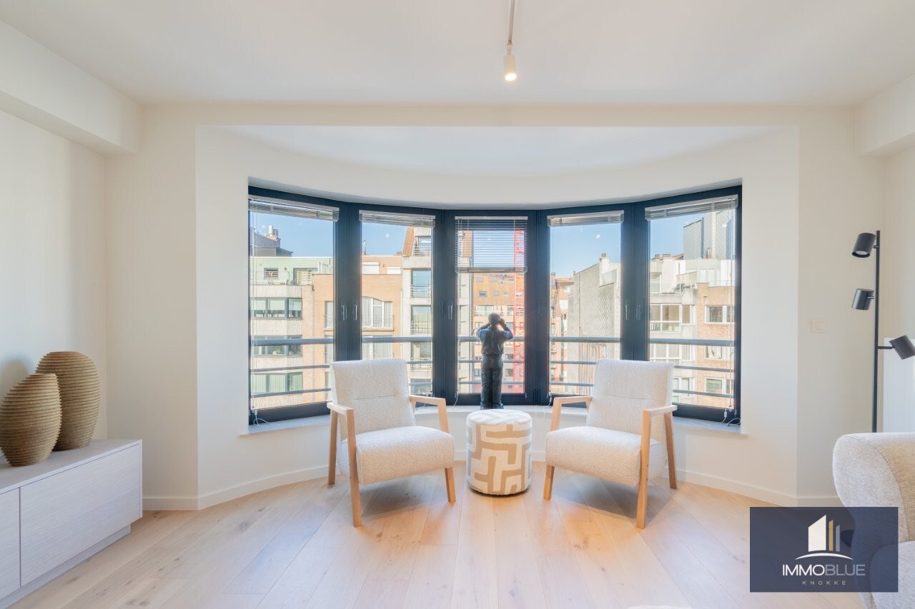 Volledig gerenoveerd, lichtrijk appartement gelegen in een kleine residentie. 