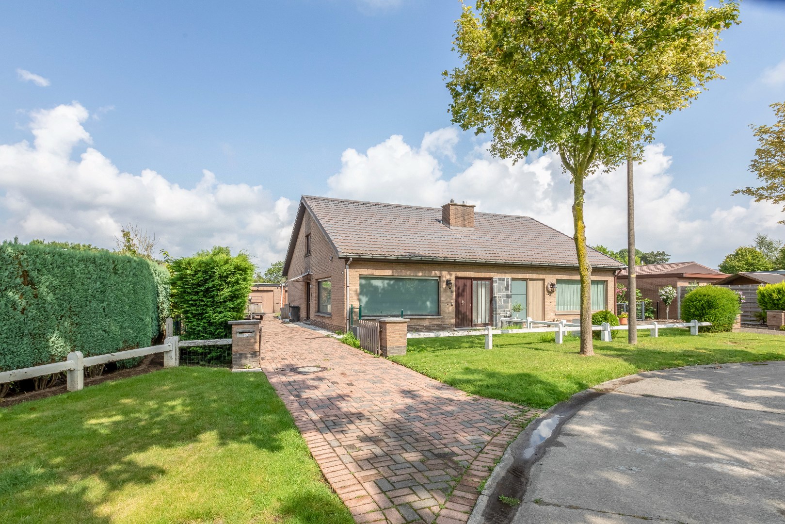 Op te frissen woning te Drongen 