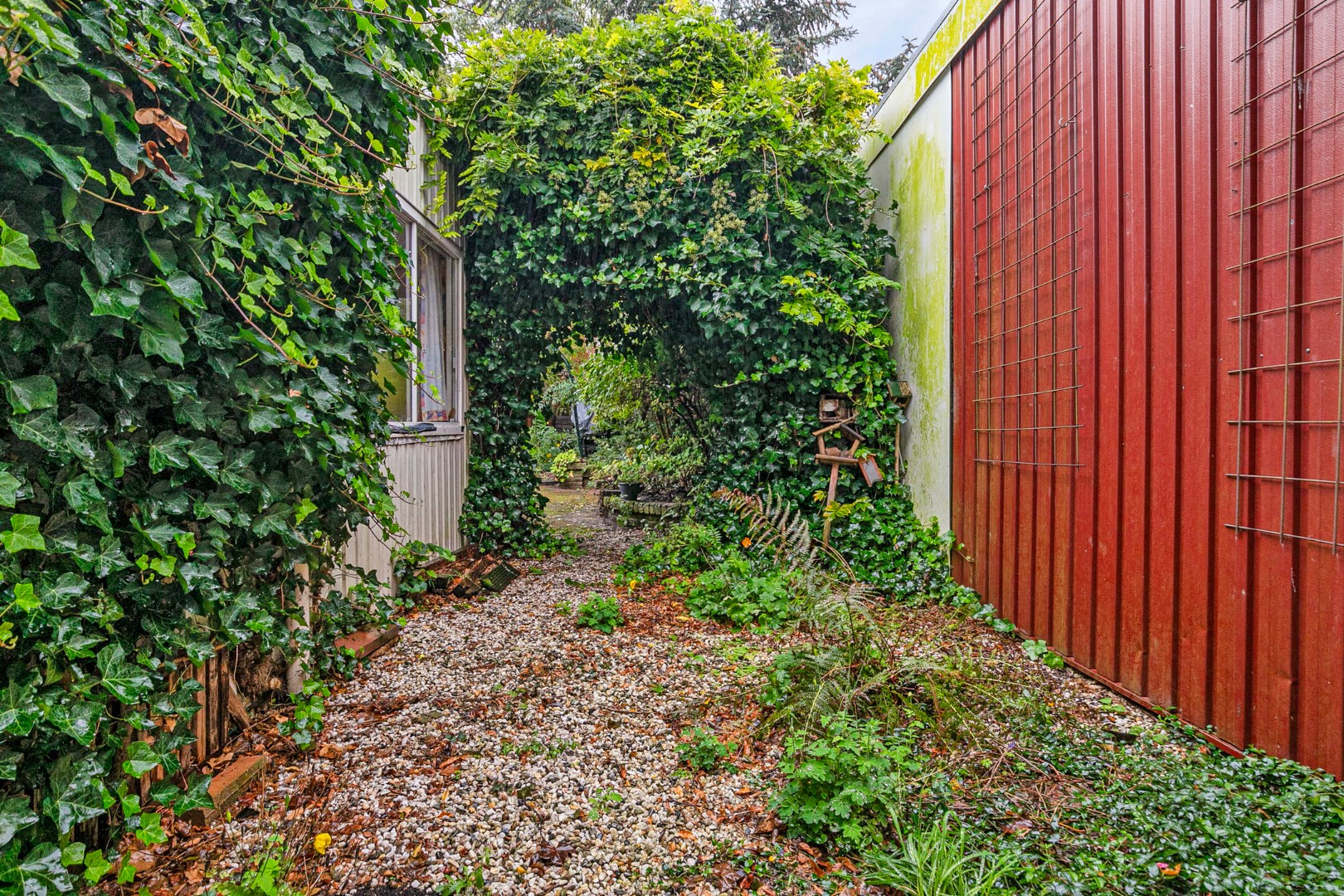 Handige starter of klusser opgelet! Karakteristieke 4-kamer woning met 2 ruime slaapkamers, ruime badkamer en diepe tuin op eigen grond gelegen! 