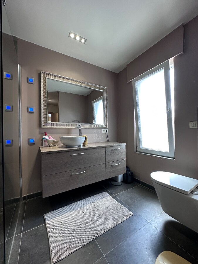 Instapklare alleenstaande woning met 4 slaapkamers en kleine atelier te Gistel 