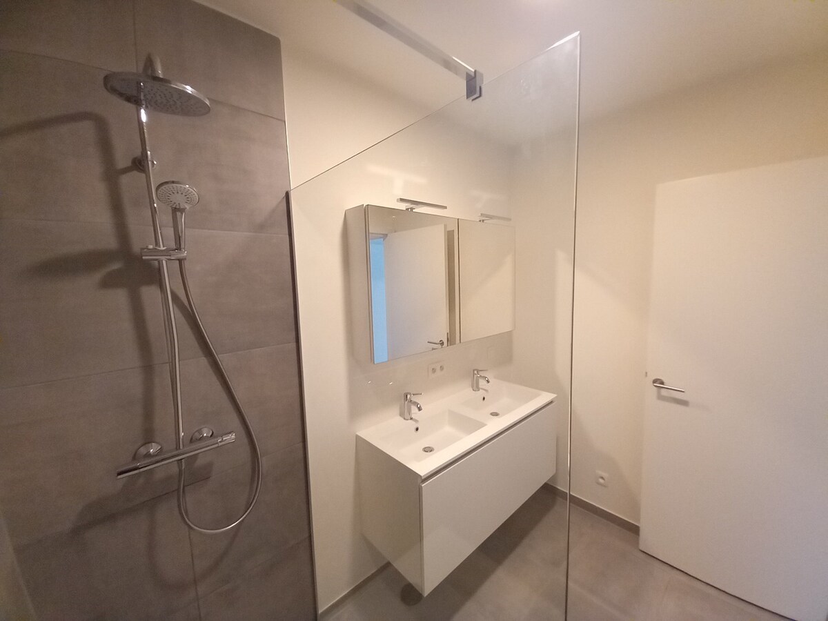 Lichtrijk nieuwbouw appartement te Smedenpoort. 