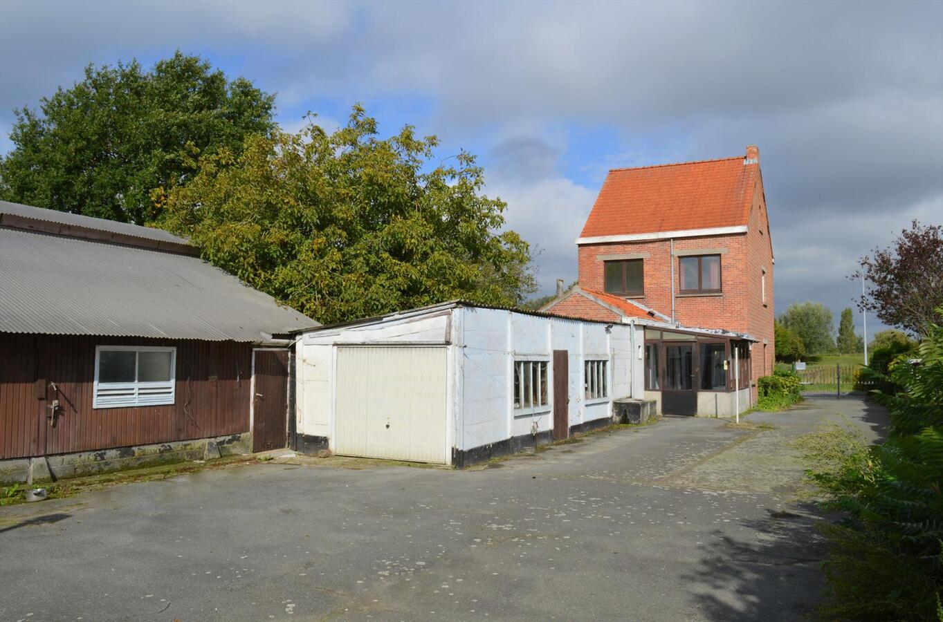 Te renoveren woning met loods en weide op 7.327m&#178; te Zele 