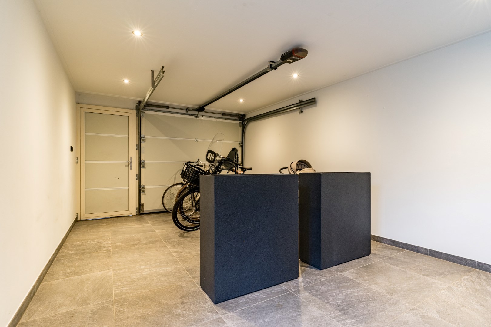 Moderne tweekapper met garage / berging, tuin en tuinkamer gelegen in een rustige kindvriendelijke  woonomgeving. Energielabel B. 