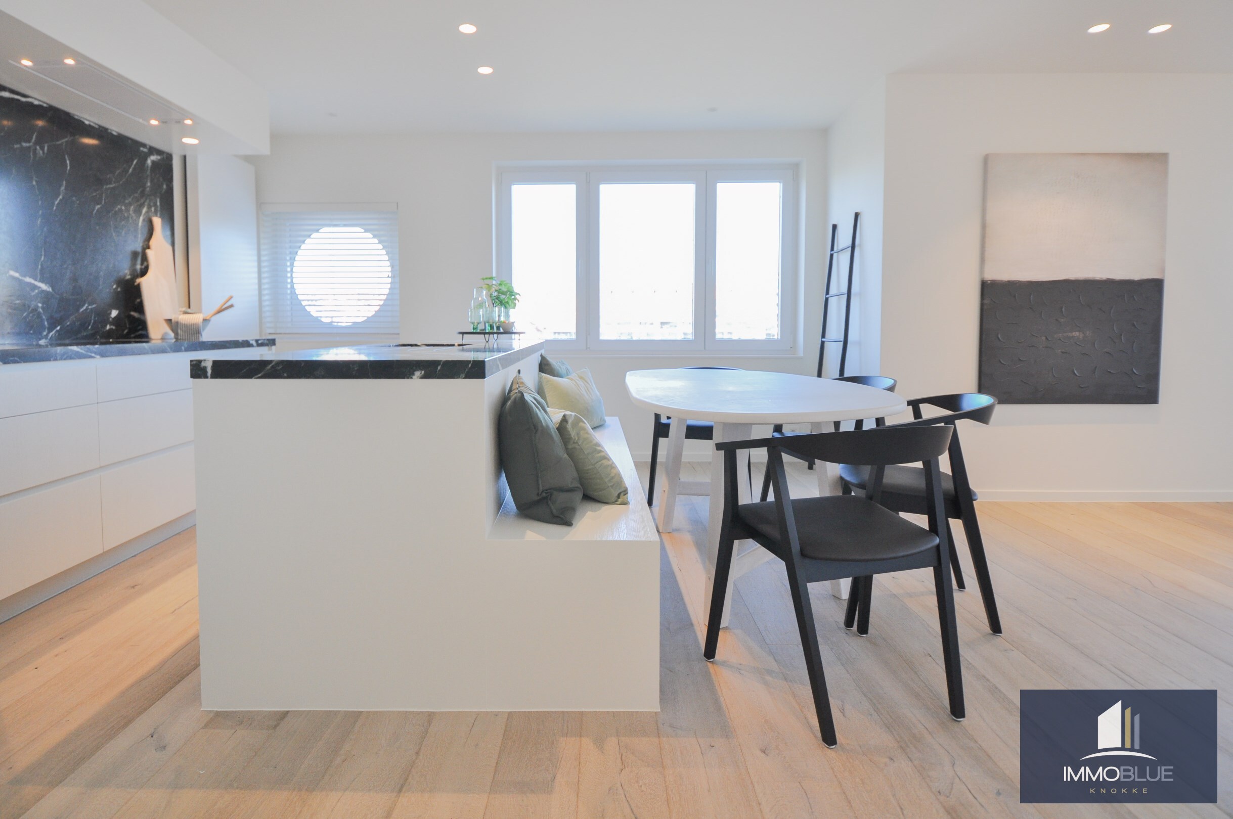 Appartement enti&#232;rement r&#233;nov&#233; et situ&#233; au calme, offrant une vue magnifique sur le Zegemeer. 