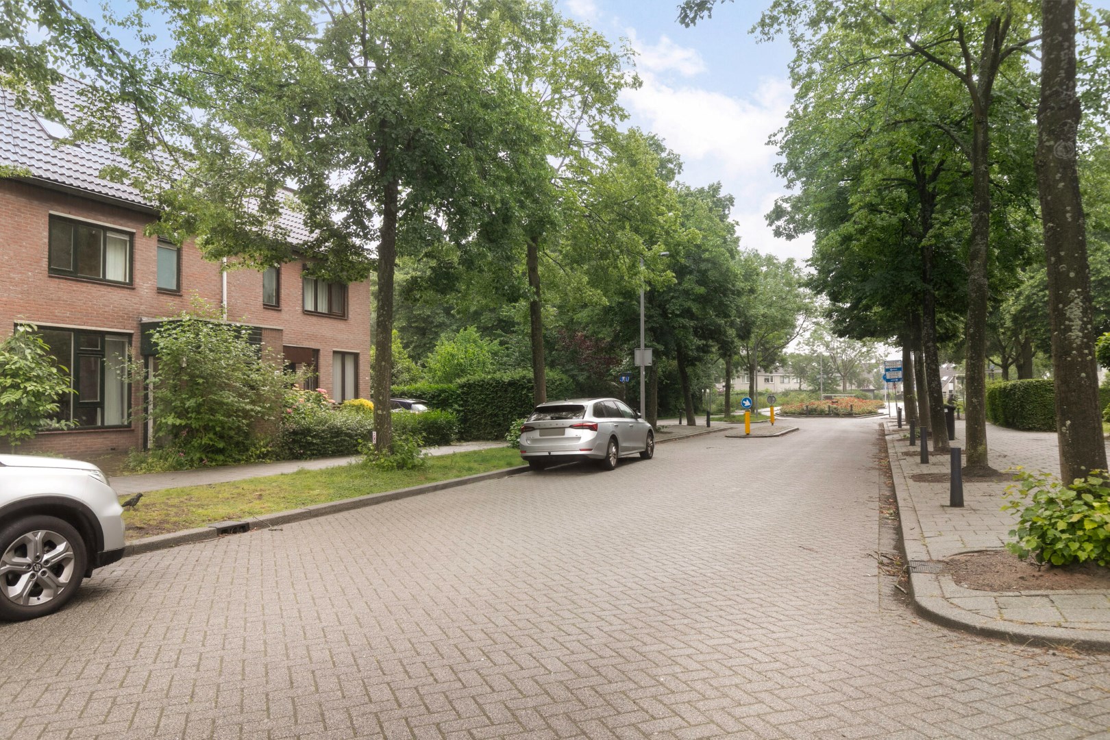 Keurige 5-kamer tussenwoning met fraaie keuken en badkamer, ruime achtertuin en gelegen op eigen grond! 