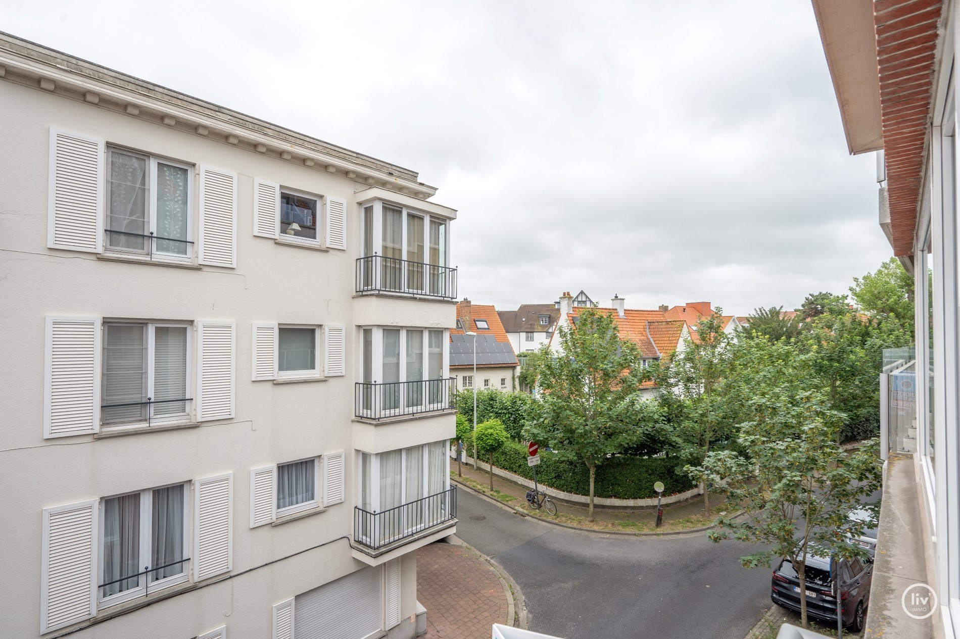 Appartement ensoleill&#233; b&#233;n&#233;ficiant d&#39;une vue magnifique sur les villas de Knokke, tr&#232;s bien situ&#233; &#224; proximit&#233; du centre et de la mer. 