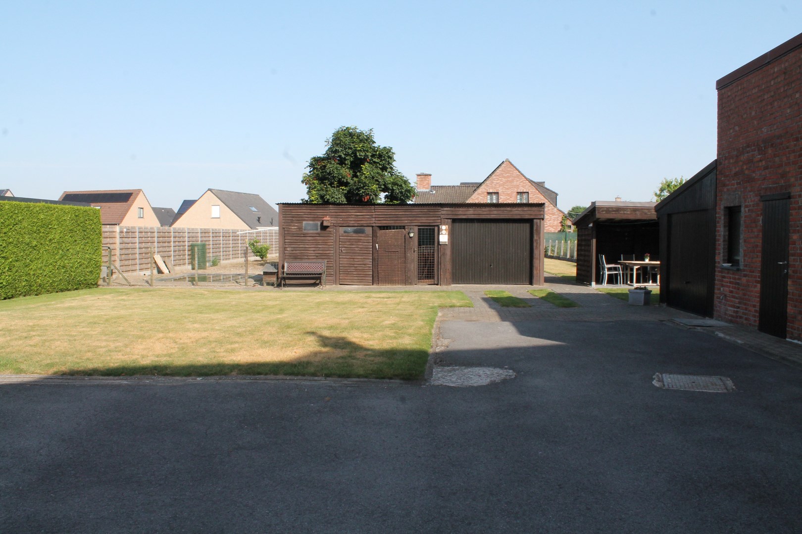 Grote en stevige woning, met garages, bergruimte en tuin op 1.324m&#178; 