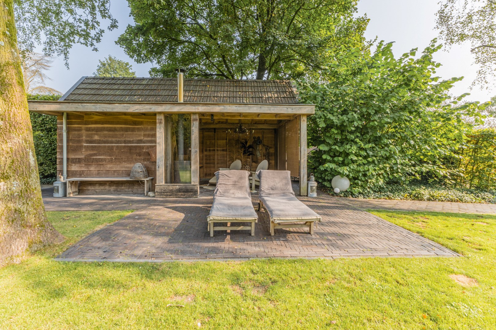 Wat een sfeervolle woning met een rijke geschiedenis is dit! Het oude grenskantoor van Budel zit vol met mooie authentieke details en is gelegen op een prachtig groot perceel. Energielabel  D. 