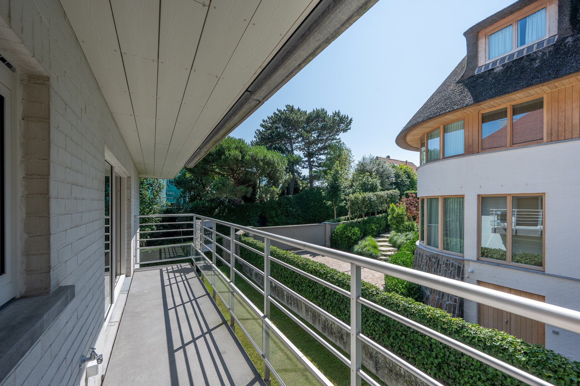 Magnifique appartement d&#39;angle r&#233;nov&#233; situ&#233; au premier &#233;tage dans le Cottagepad &#224; Knokke-Het Zoute. 