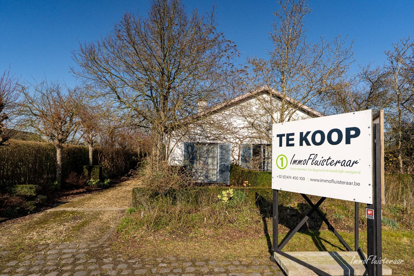 Laagbouwwoning met diverse aanhorigheden op ca. 7500 m&#178; te Ursel 