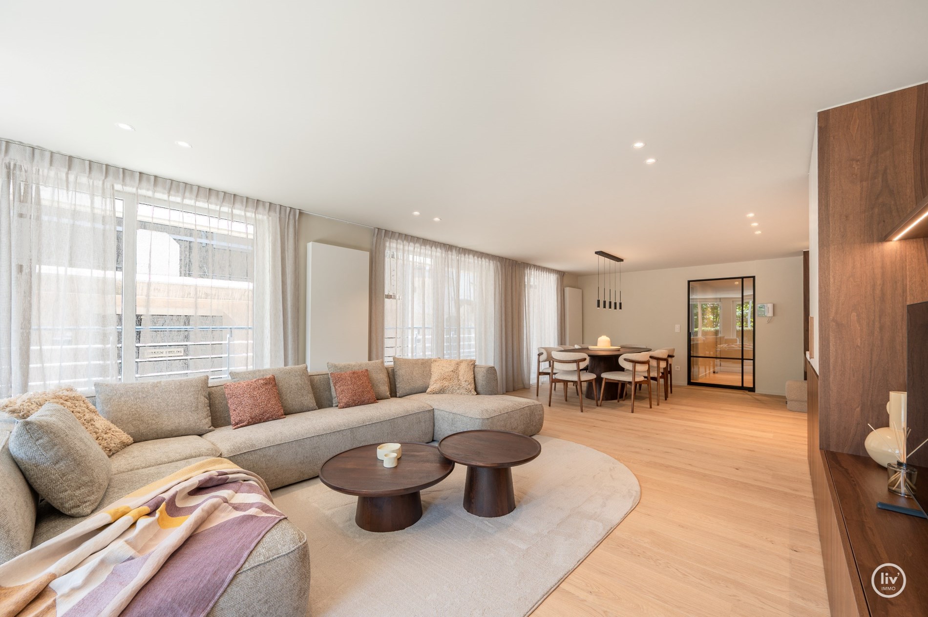 Stijlvol gerenoveerd hoekappartement  (130 m2) met royale gevelbreedte en zuidgerichte terras. 