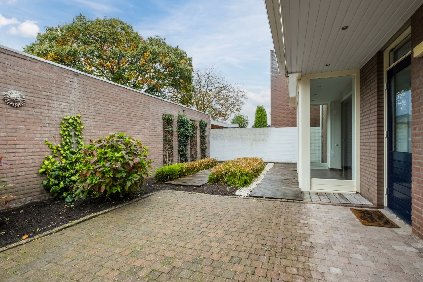 Verrassend ruime hoekwoning met garage, carport en tuin. Rustige ligging in een woonwijk nabij een basisschool en buitengebied. Energielabel B. 