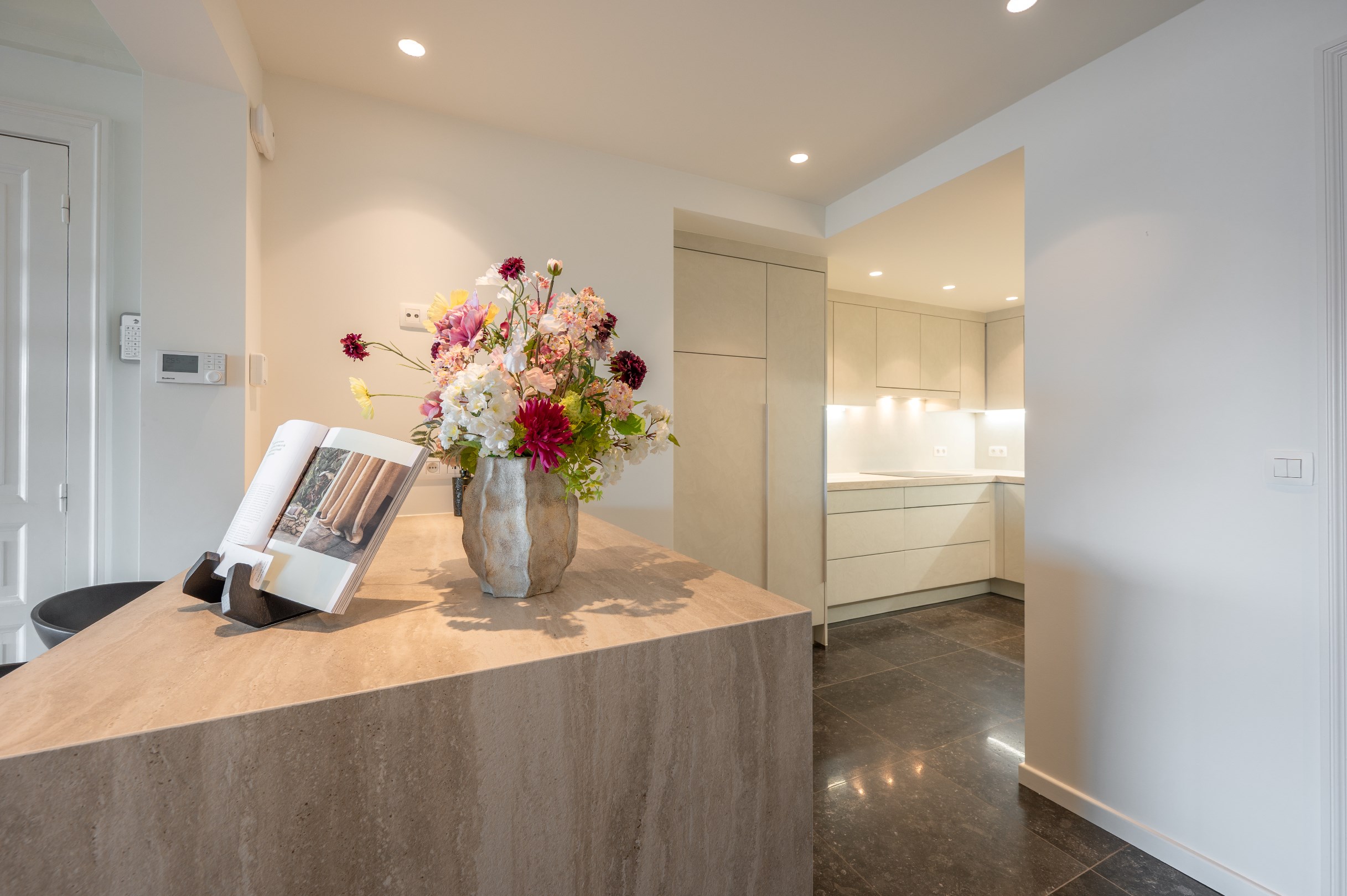 Prachtig instapklaar duplex-appartement met zonnige terrassen genietend van een open zicht en tevens zeezicht (Mogelijkheid tot aankoop van een inpandige garagebox). 