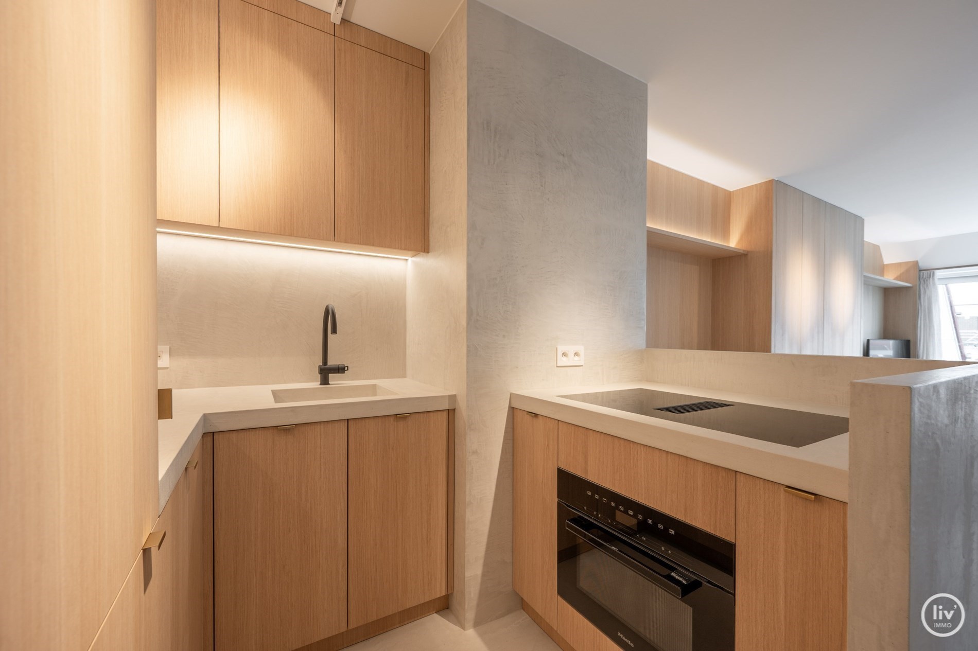 Prachtig gerenoveerd duplex appartement met ruim Westgericht terras gelegen op de Lippenslaan te Knokke. 