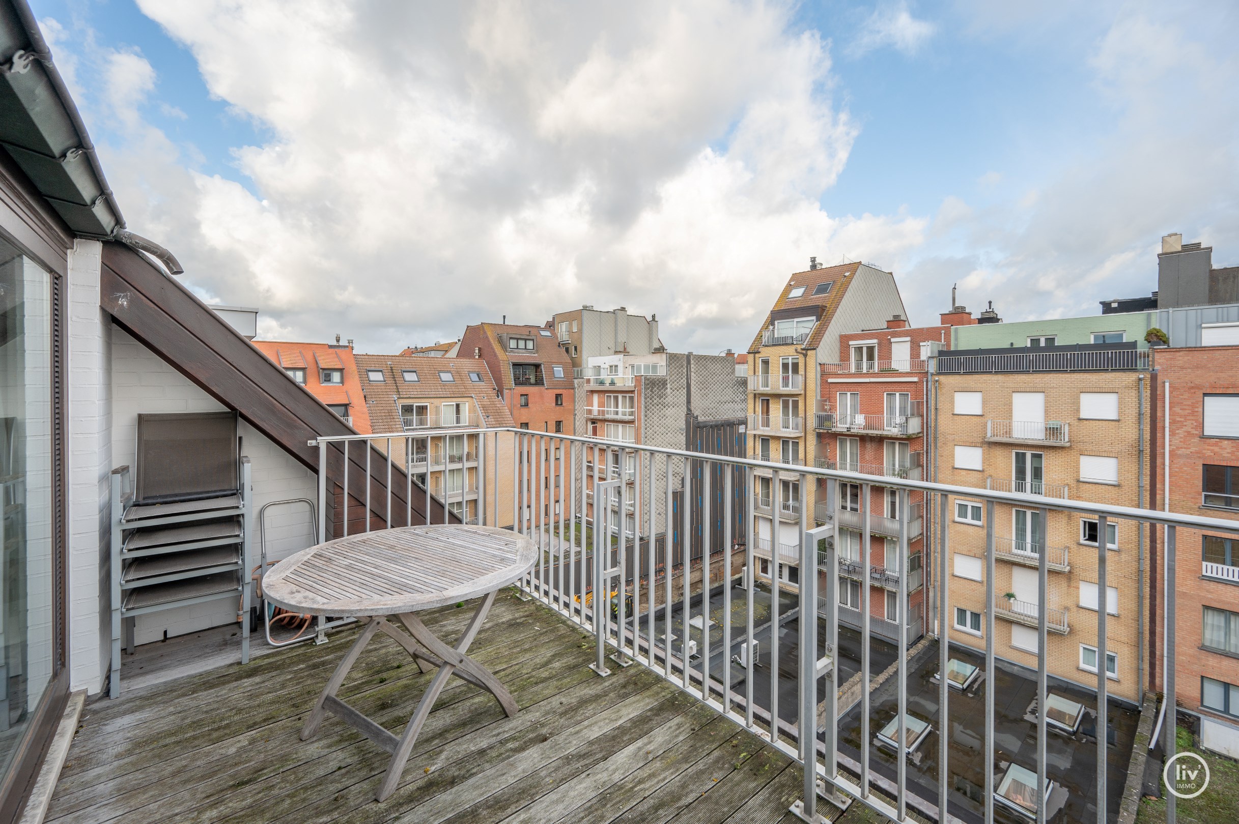 Appartement sous les toits spacieux et ensoleill&#233; (227 m2) avec environ 33m&#178; de terrasses situ&#233; au centre de Knokke, &#224; distance de marche de la digue et de la place Rubens. 