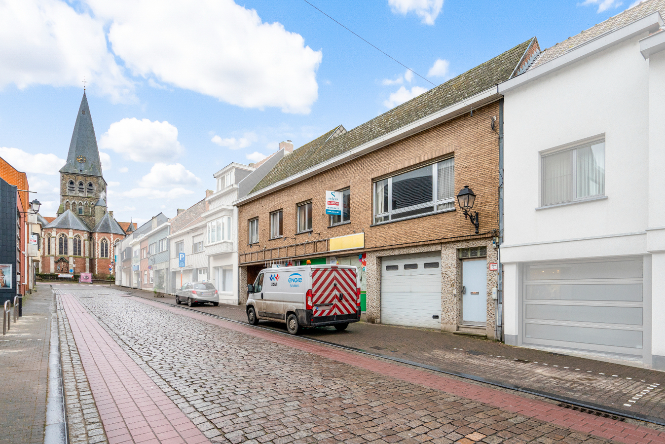 Handelspand met woonst en appartement in centrum Zomergem! 