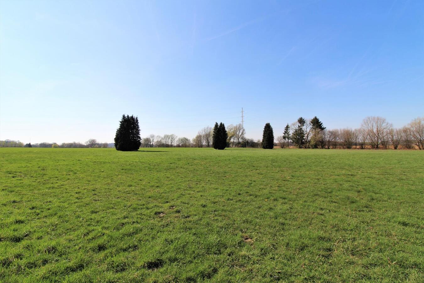 EN OPTION - Maison &#224; r&#233;nover dans un cadre rural avec annexes et prairies sur environ 6.7ha &#224; Nivelles (Brabant Wallon) 