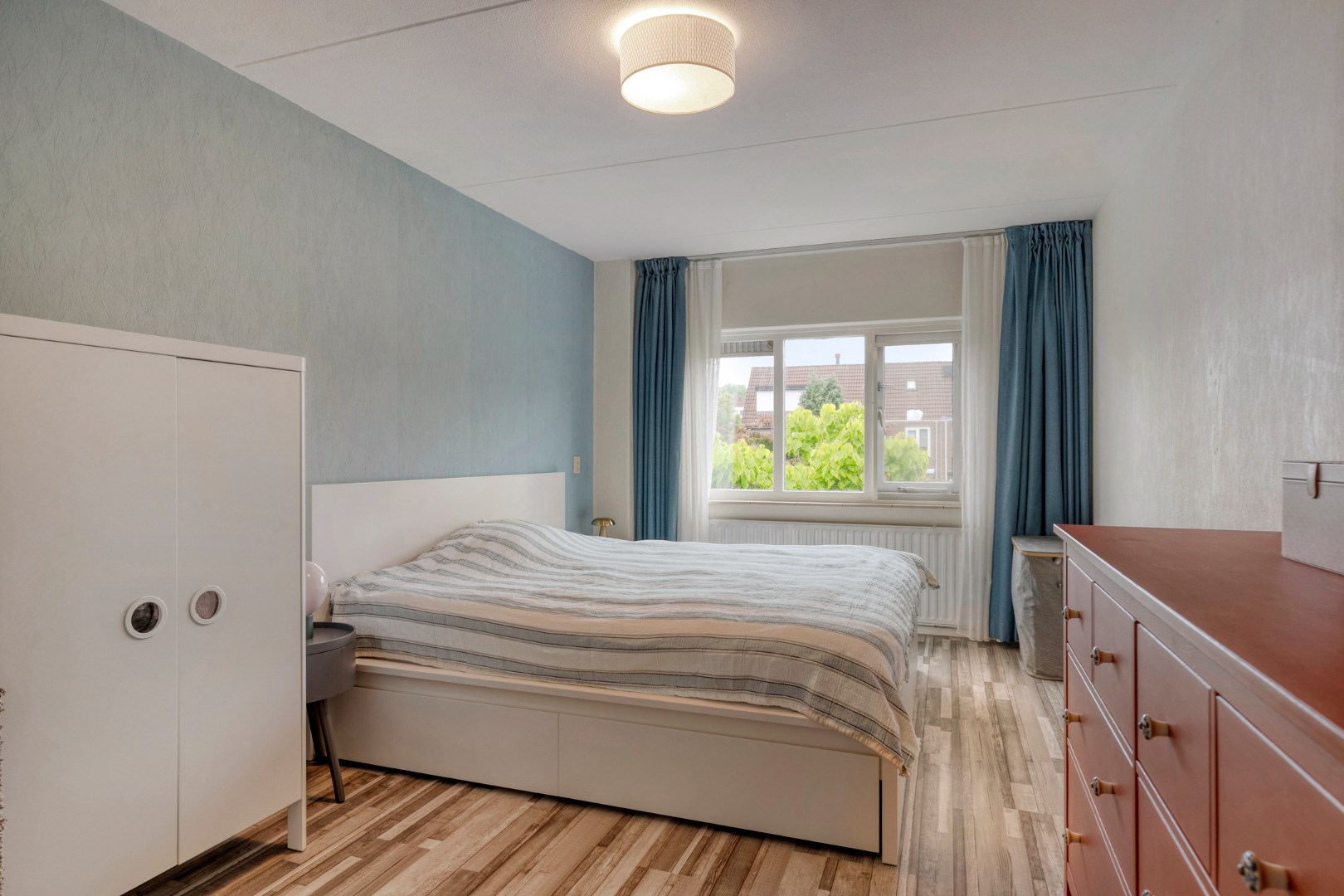 Keurige 5-kamer tussenwoning met fraaie keuken en badkamer, ruime achtertuin en gelegen op eigen grond! 