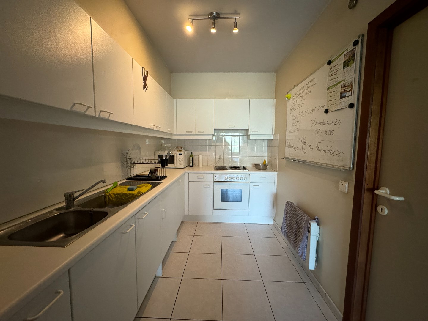 Opbrengsteigendom met 8 appartementen en 10 garages te koop in Zulte. 