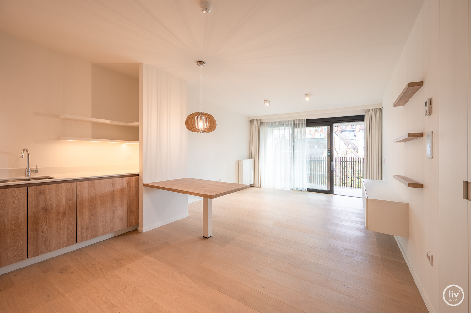 SERVICEFLAT: Lichtrijk 1-slaapkamer appartement nabij de Konings &amp; Lippenslaan in de Residentie Cypres. 