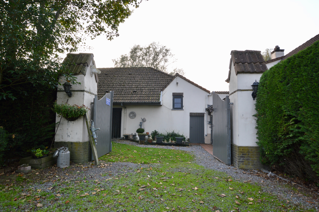 Idyllische hoeve op ca. 2,4ha met paardenstallen te Eernegem 