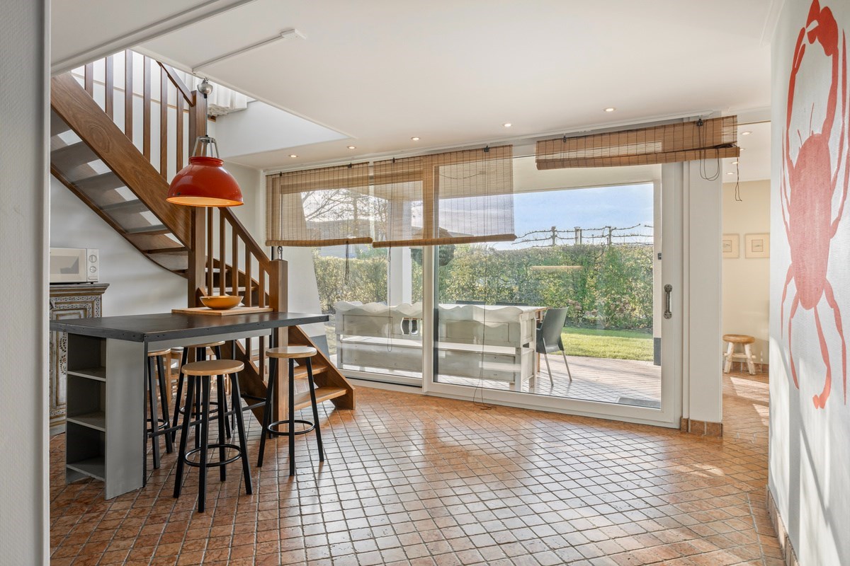 T.A. Makelaardij biedt aan:  Reigerlaan 10 te Kamperland; moderne architectonische vrijstaande villa met extra brede vrijstaande garage en royale private tuin rondom. 