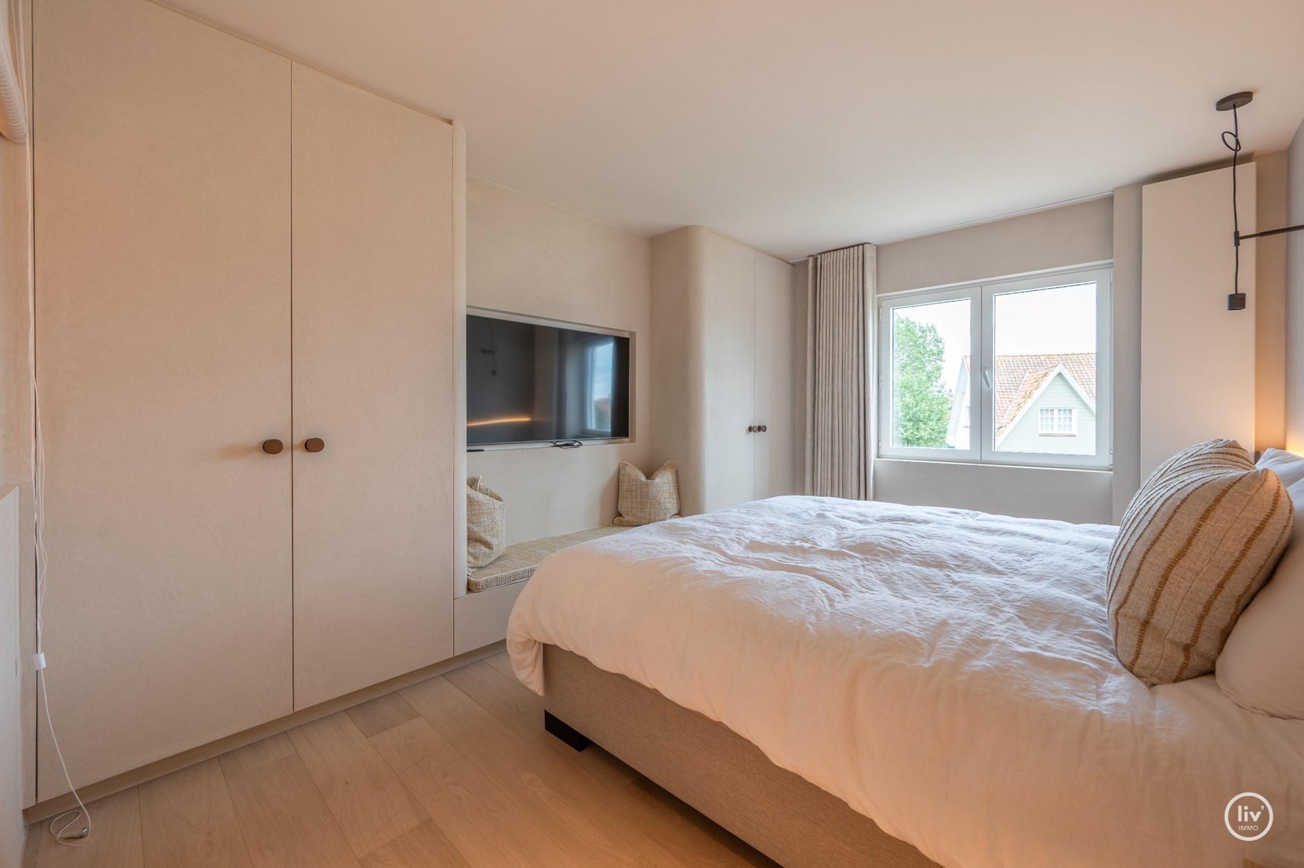 Luxueus gerenoveerd en tevens zuidgericht hoekappartement in een villa residentie te Kustlaan gelegen op 50m van de zeedijk. Open zicht ! garage mogelijk in het gebouw. 